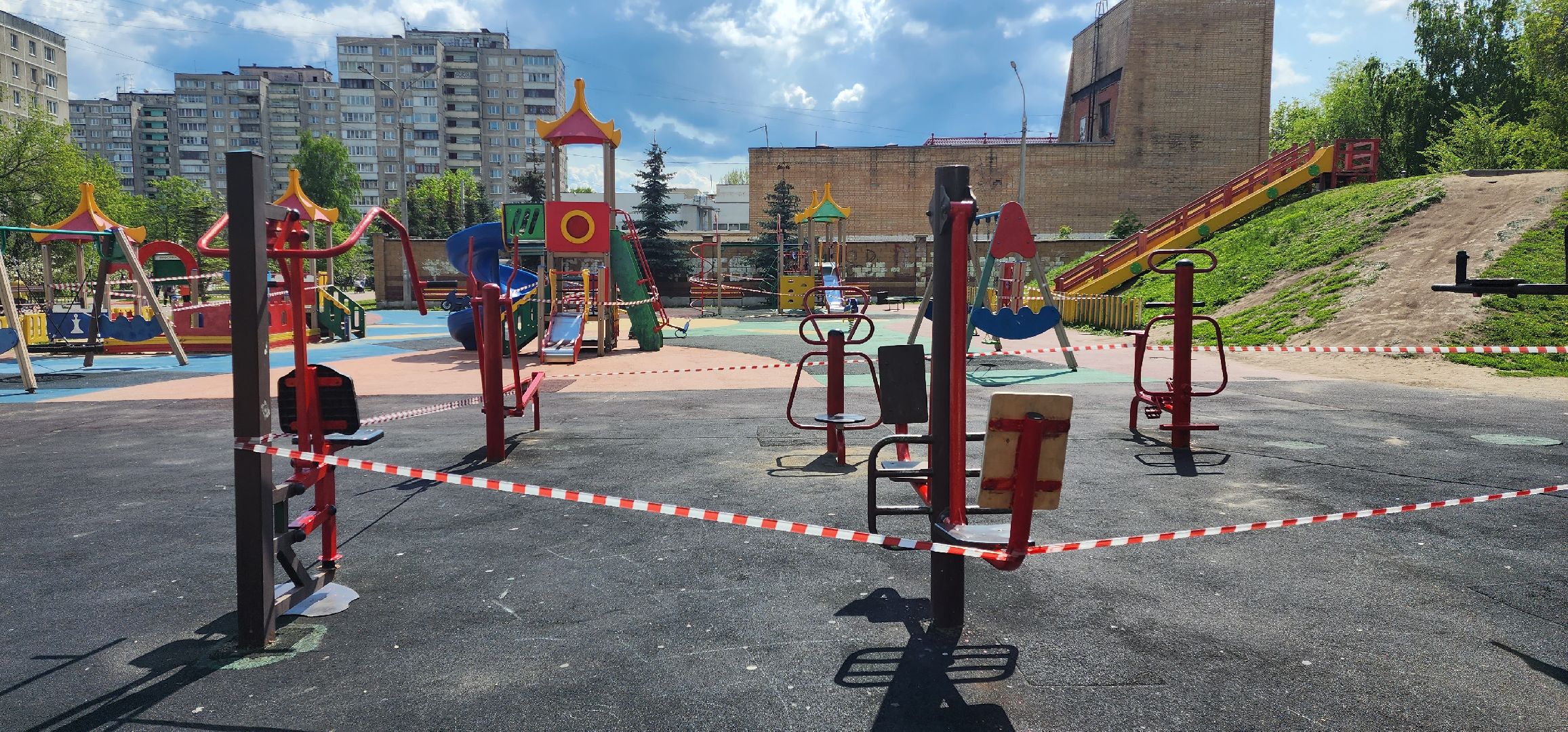 раменское, жкх и благоустройство, на улице Красноармейской в городе Раменское красят детскую площадку,