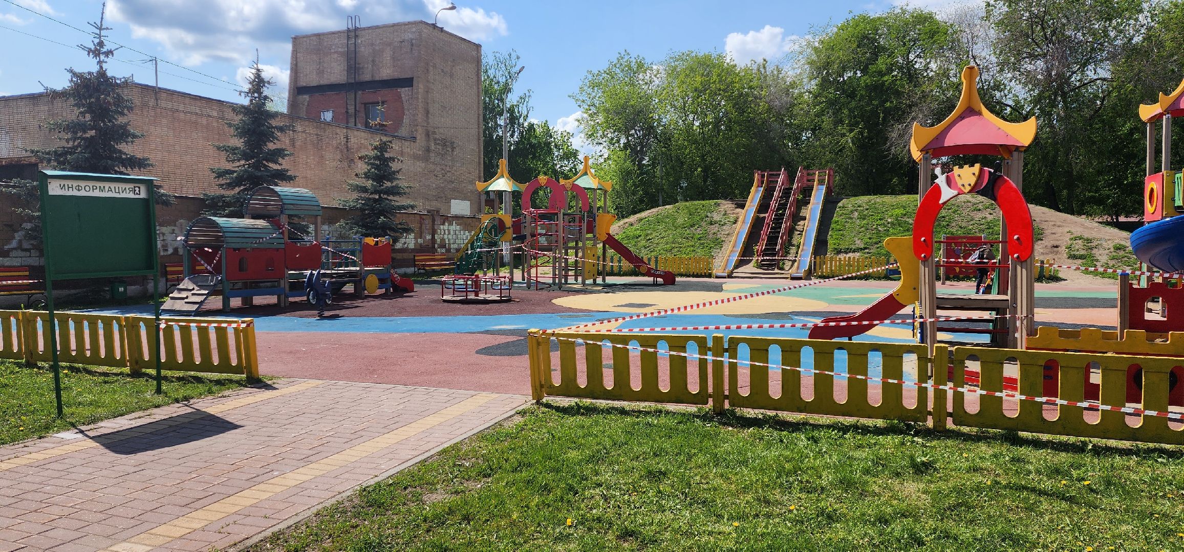 раменское, жкх и благоустройство, на улице Красноармейской в городе Раменское красят детскую площадку,