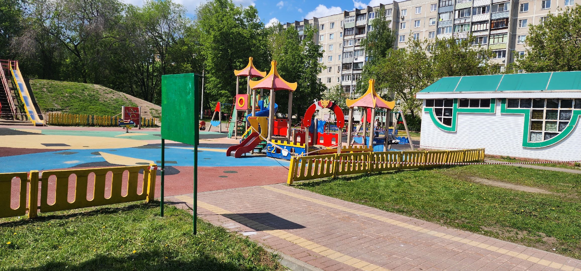 раменское, жкх и благоустройство, на улице Красноармейской в городе Раменское красят детскую площадку,