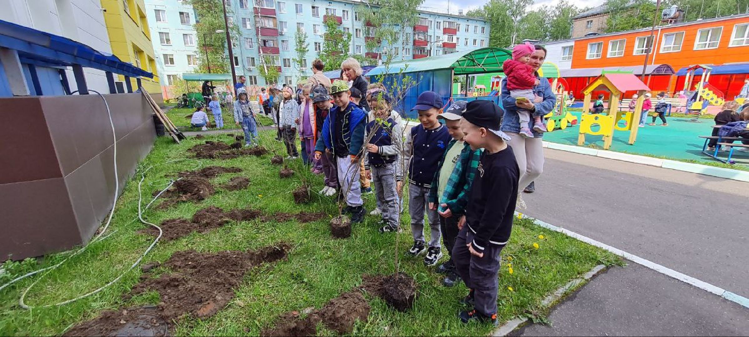 Реутов, образование, традиции, посадка кустарников, аллея выпускников,