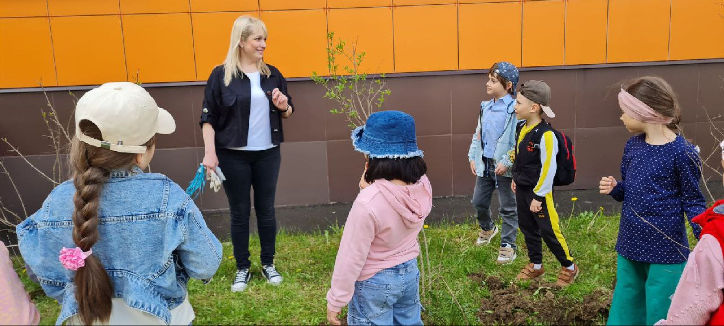 Реутов, образование, традиции, посадка кустарников, аллея выпускников,