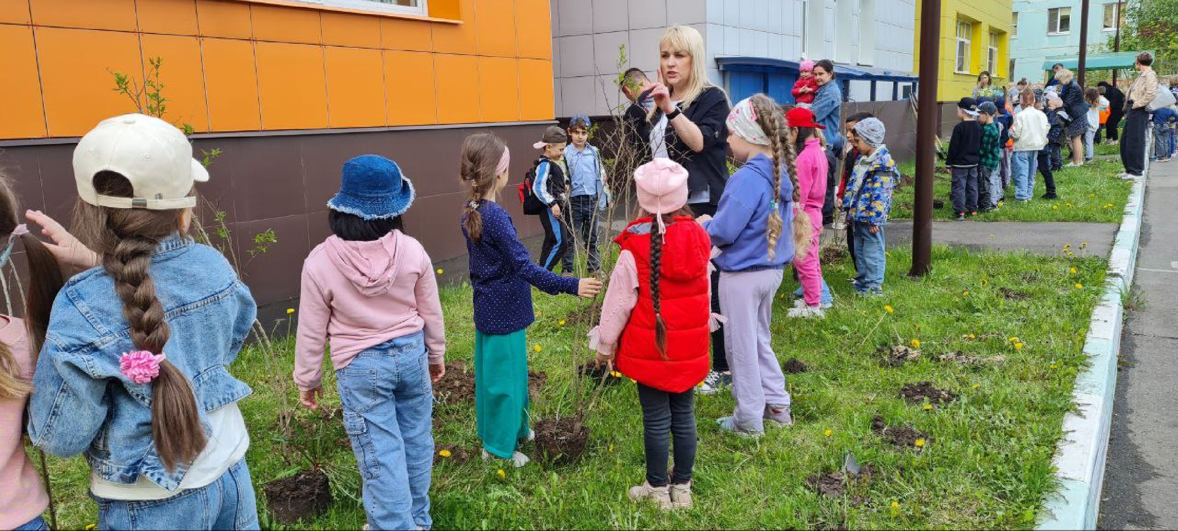 Реутов, образование, традиции, посадка кустарников, аллея выпускников,