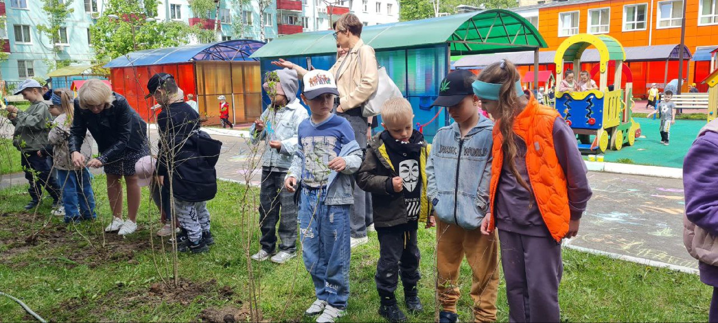 Реутов, образование, традиции, посадка кустарников, аллея выпускников,