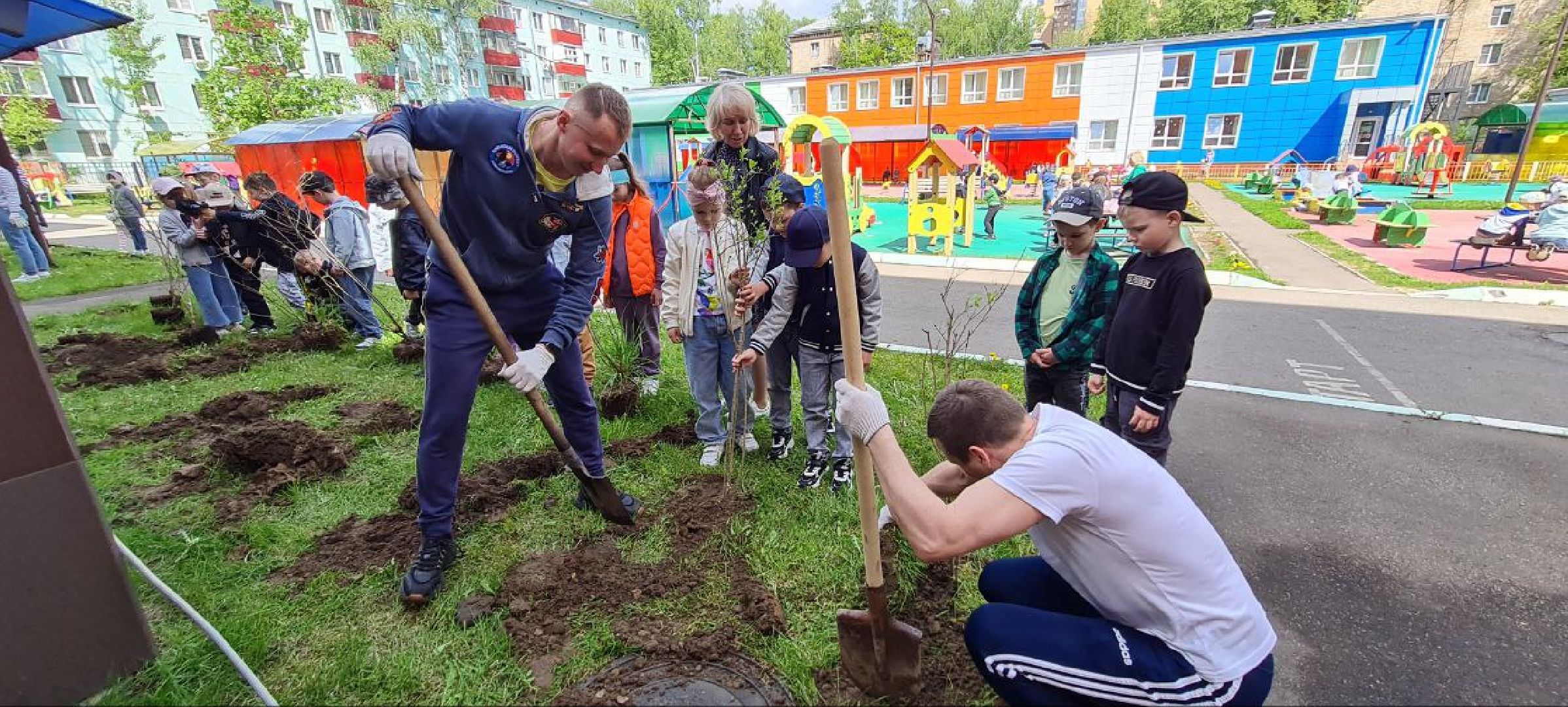 Реутов, образование, традиции, посадка кустарников, аллея выпускников,