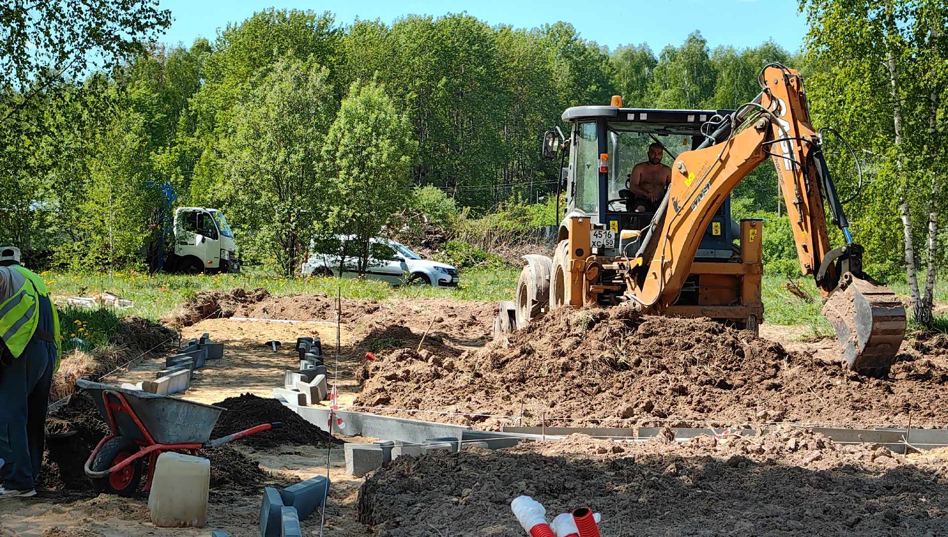 сквер, благоустойство, Фряново, бригада рабочих, техника, воркаут, сцена,