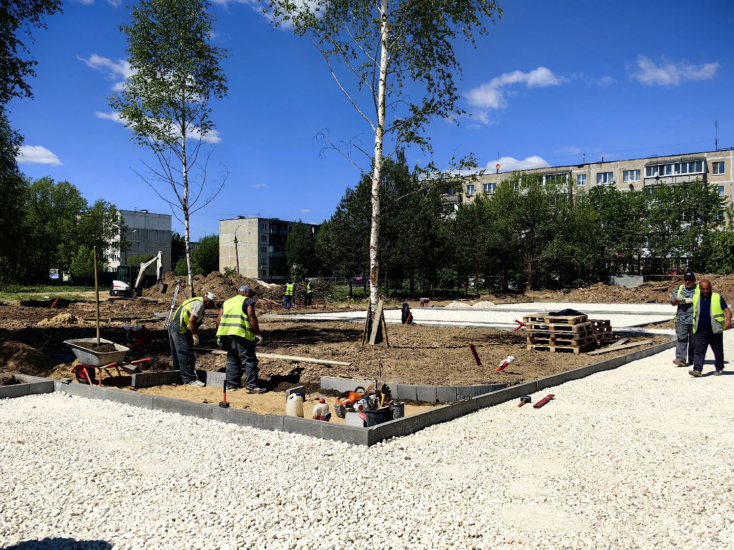 сквер, благоустойство, Фряново, бригада рабочих, техника, воркаут, сцена,