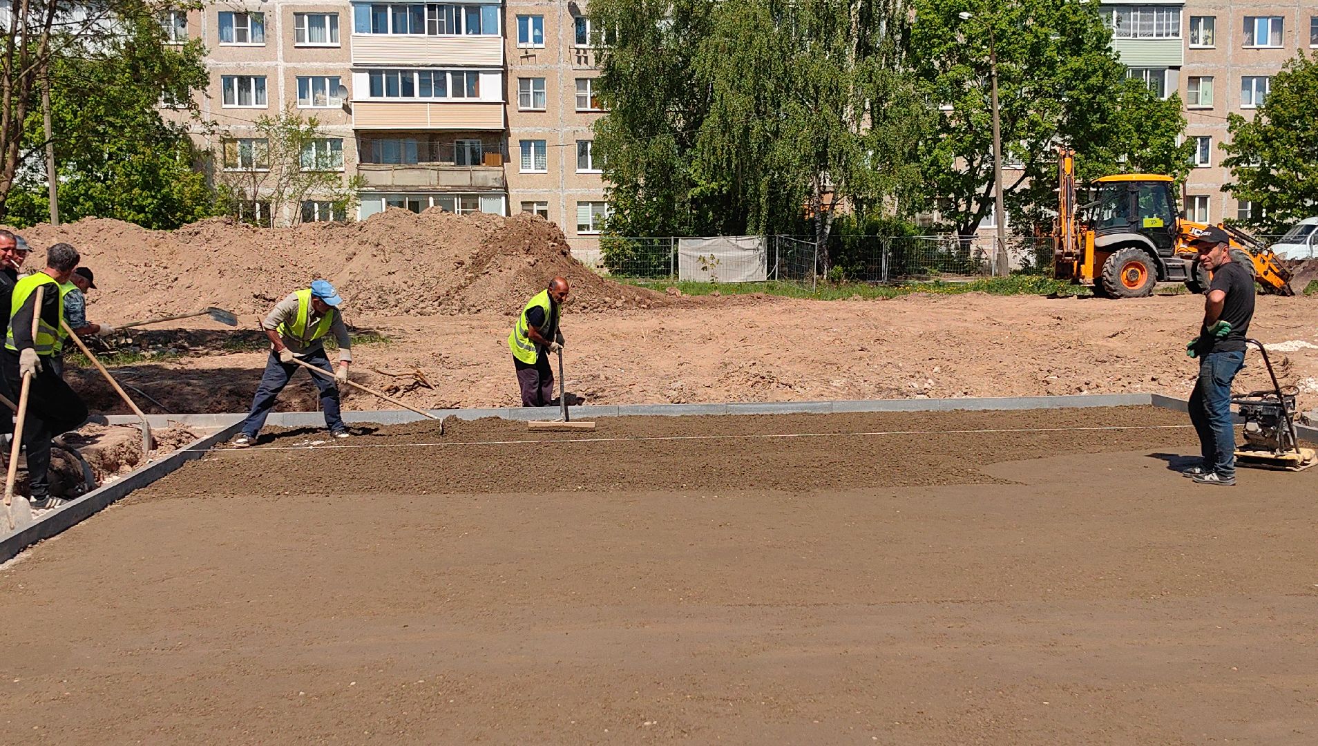 сквер, благоустойство, Фряново, бригада рабочих, техника, воркаут, сцена,