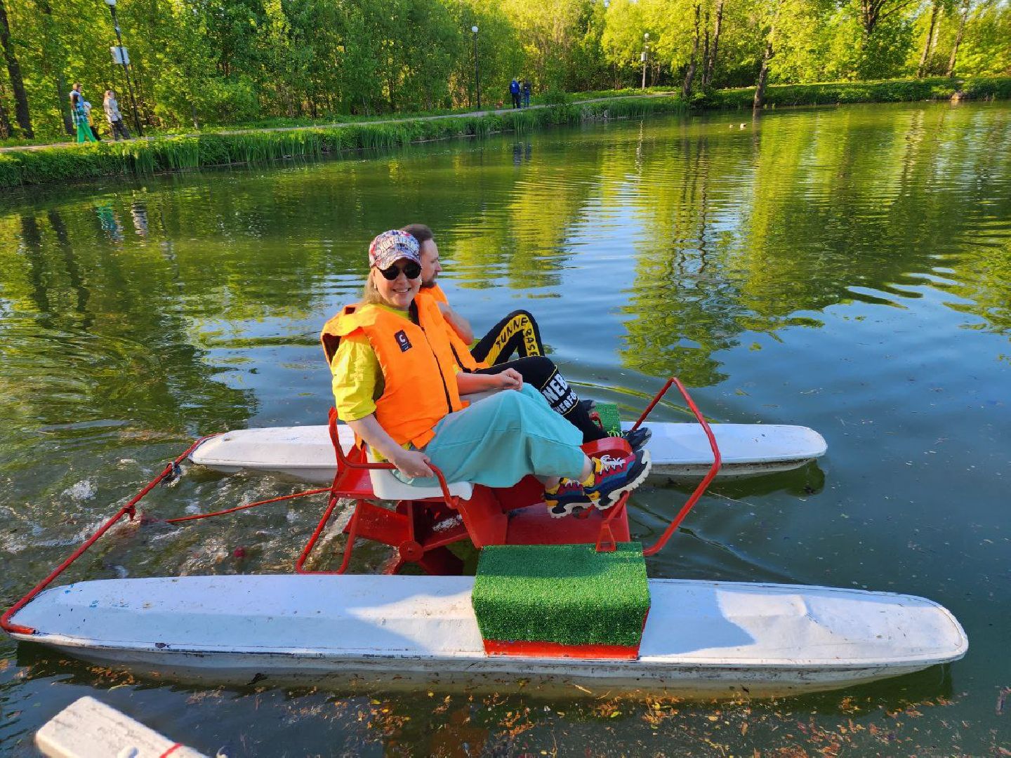 чехов, лето в подмосковье, городской парк, катамаран, жители, отдых,