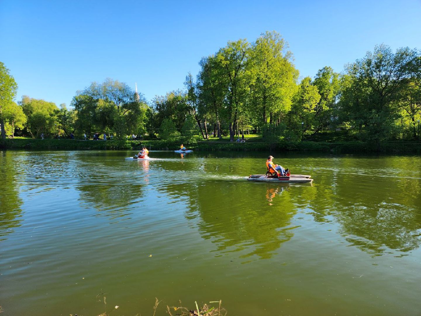 чехов, лето в подмосковье, городской парк, катамаран, жители, отдых,