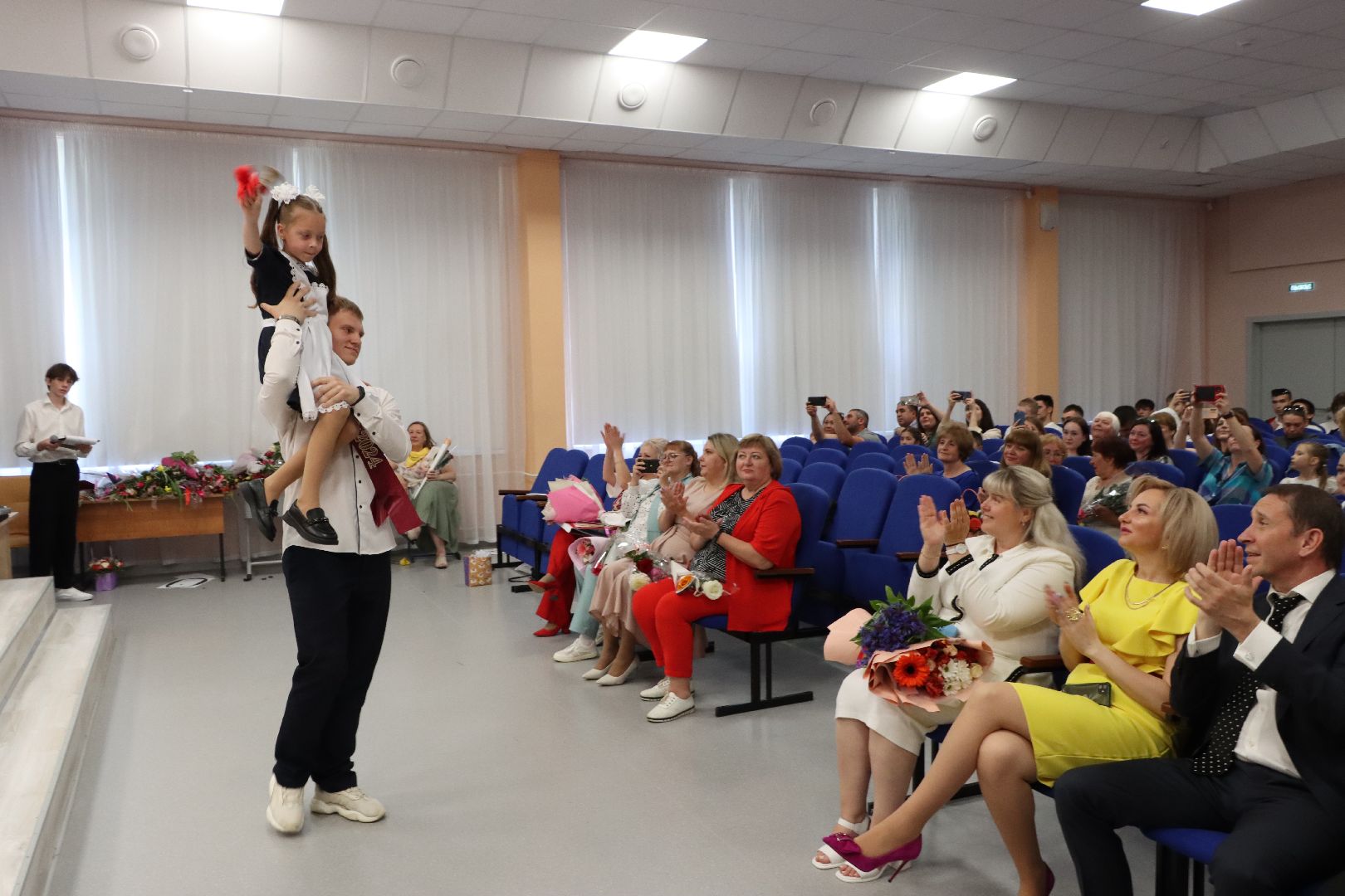 лотошино, лотошинская школа 1, последний звонок, глава муниципалитета, глава округа, образование,