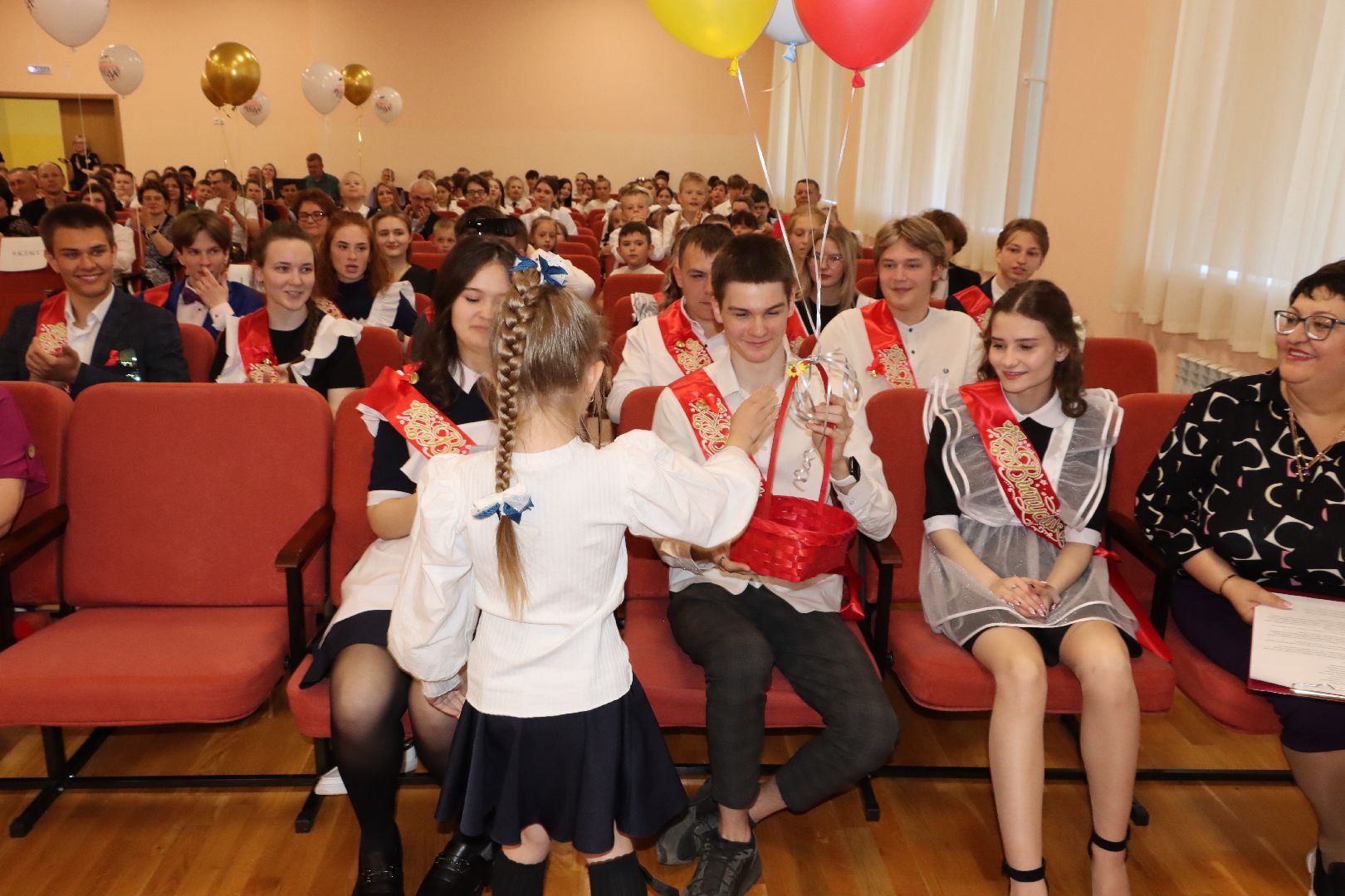 лотошино, лотошинская школа 2, последний звонок, глава округа, глава муниципалитета, образование,