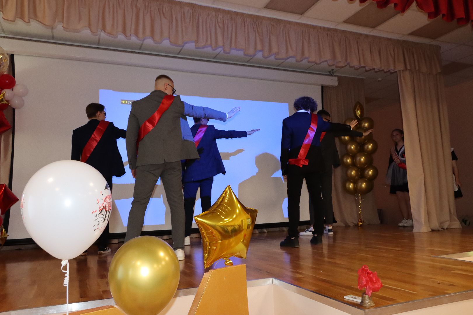 лотошино, лотошинская школа 2, последний звонок, глава округа, глава муниципалитета, образование,