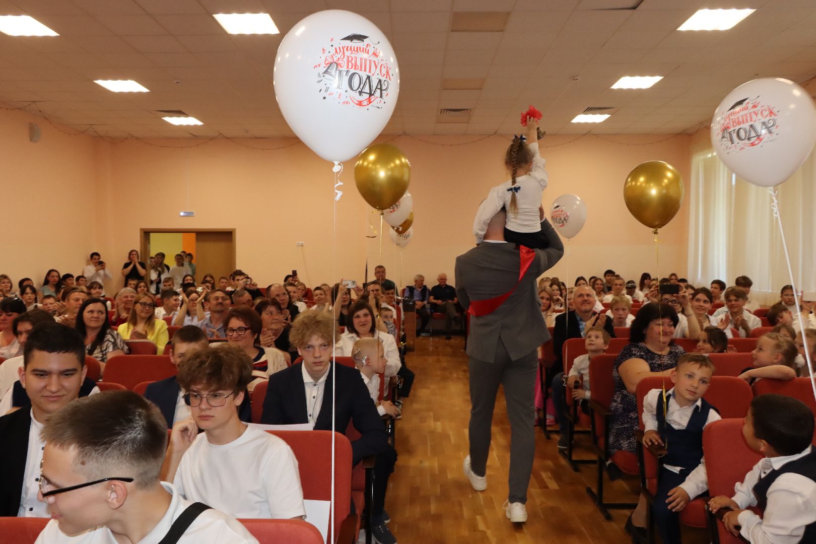 лотошино, лотошинская школа 2, последний звонок, глава округа, глава муниципалитета, образование,