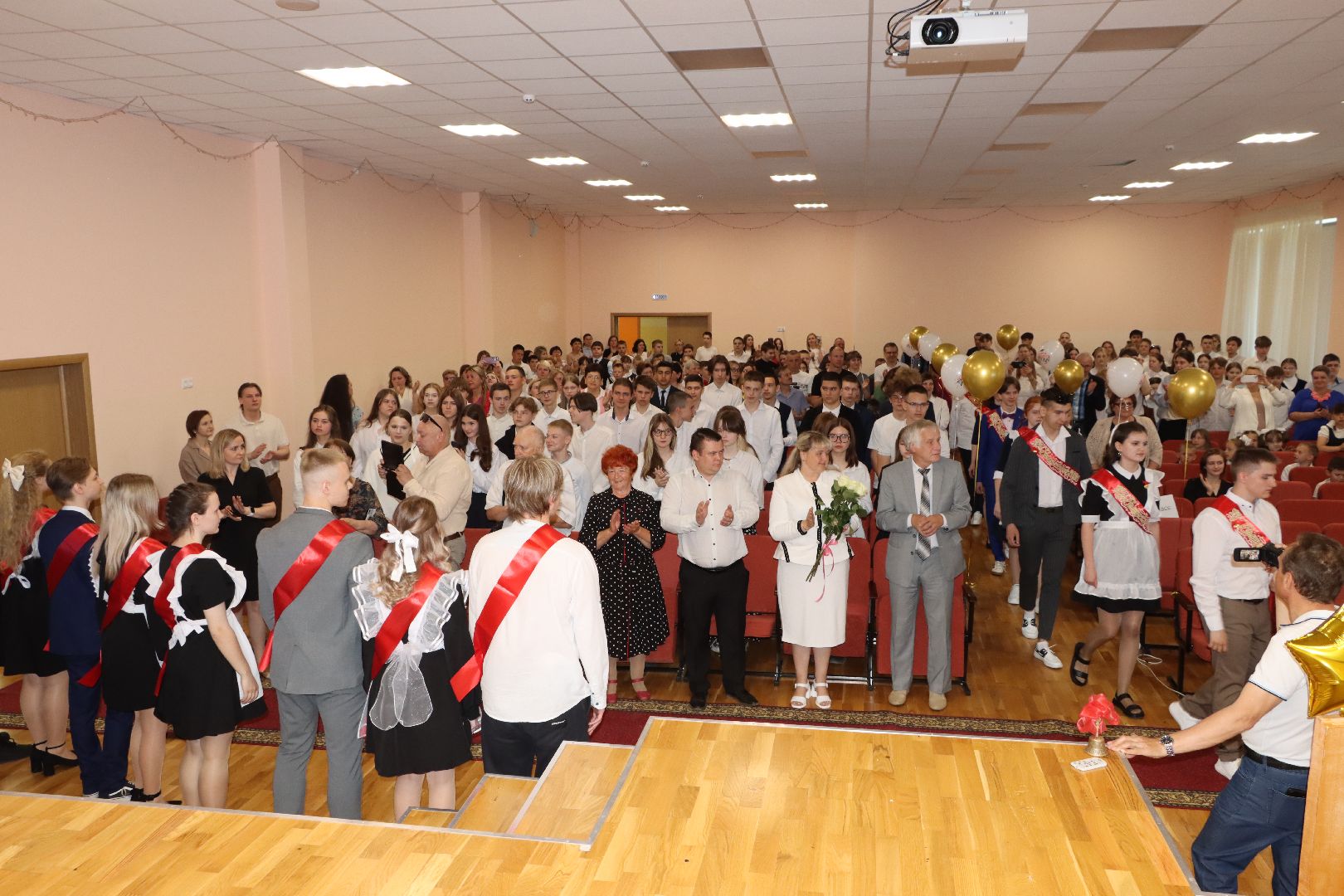 лотошино, лотошинская школа 2, последний звонок, глава округа, глава муниципалитета, образование,