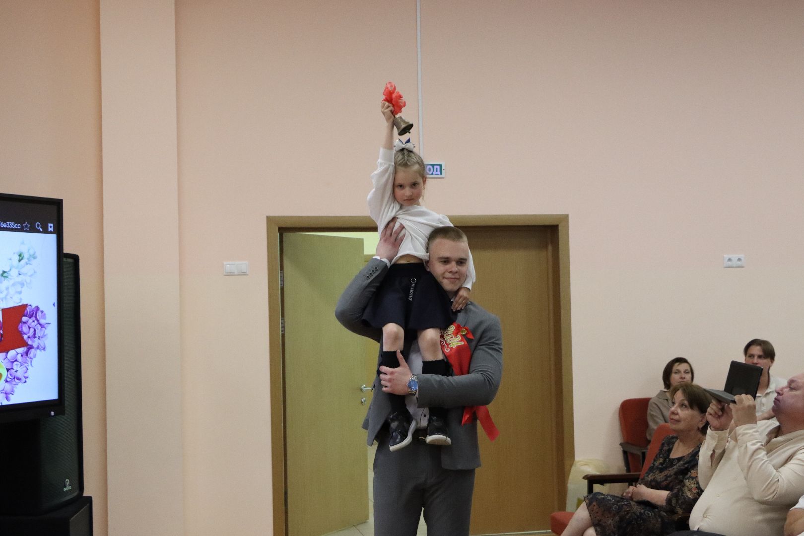 лотошино, лотошинская школа 2, последний звонок, глава округа, глава муниципалитета, образование,