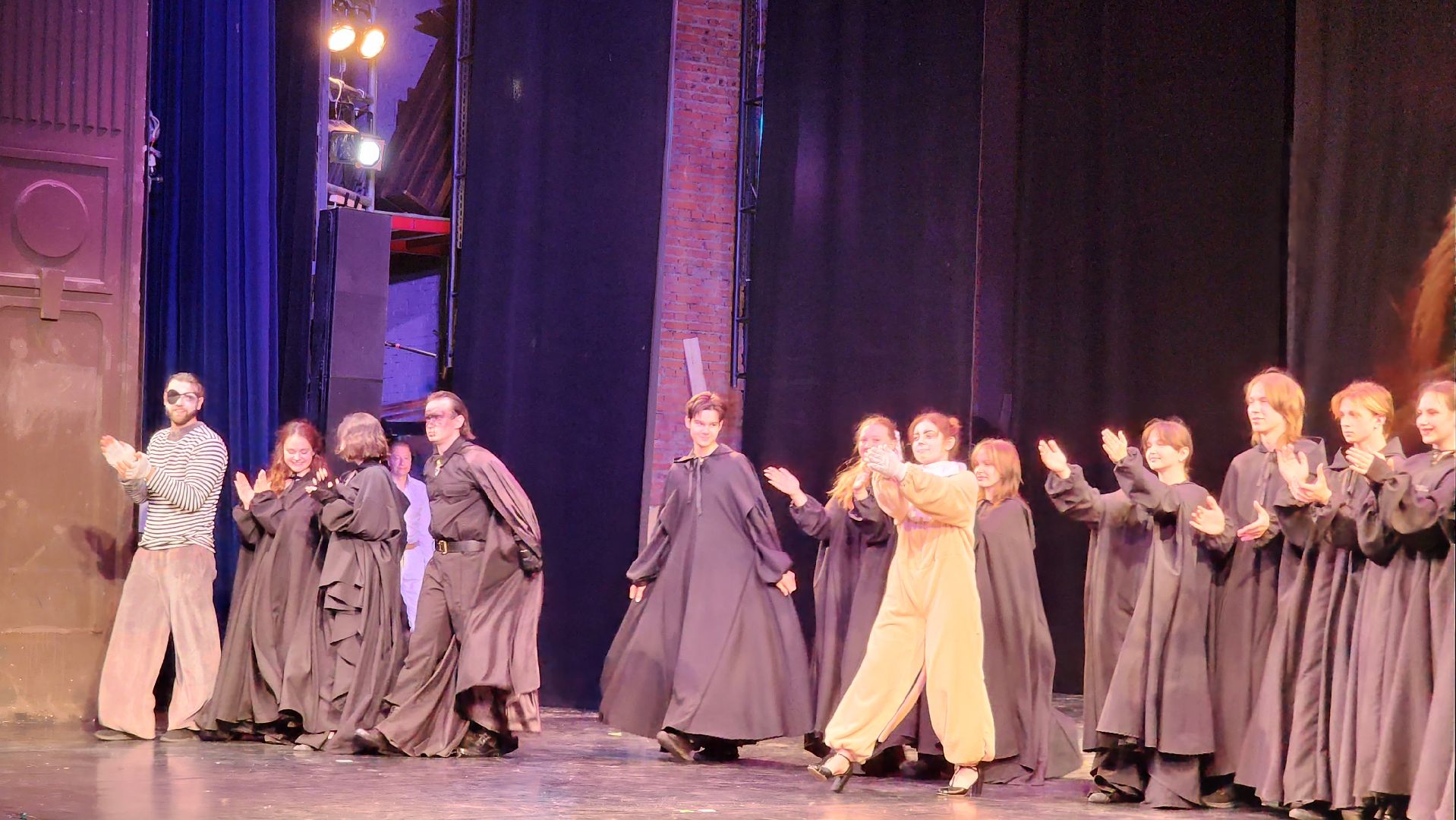 Московский губернский театр, Губернатор Московской области Андрей Воробьев, Ленинградский щелкунчик, московская премьера, военно-исторический спектакль, блокадная сказка Дениса Нефедова, 80-летие полного освобождения Ленинграда от фашистской блокады, Московский Художественный Театр Комедии, Институт театрального искусства имени Народного артиста СССР Кобзона, Год Семьи,Санкт-Петербург, Блокада, Кошки Ленинграда,