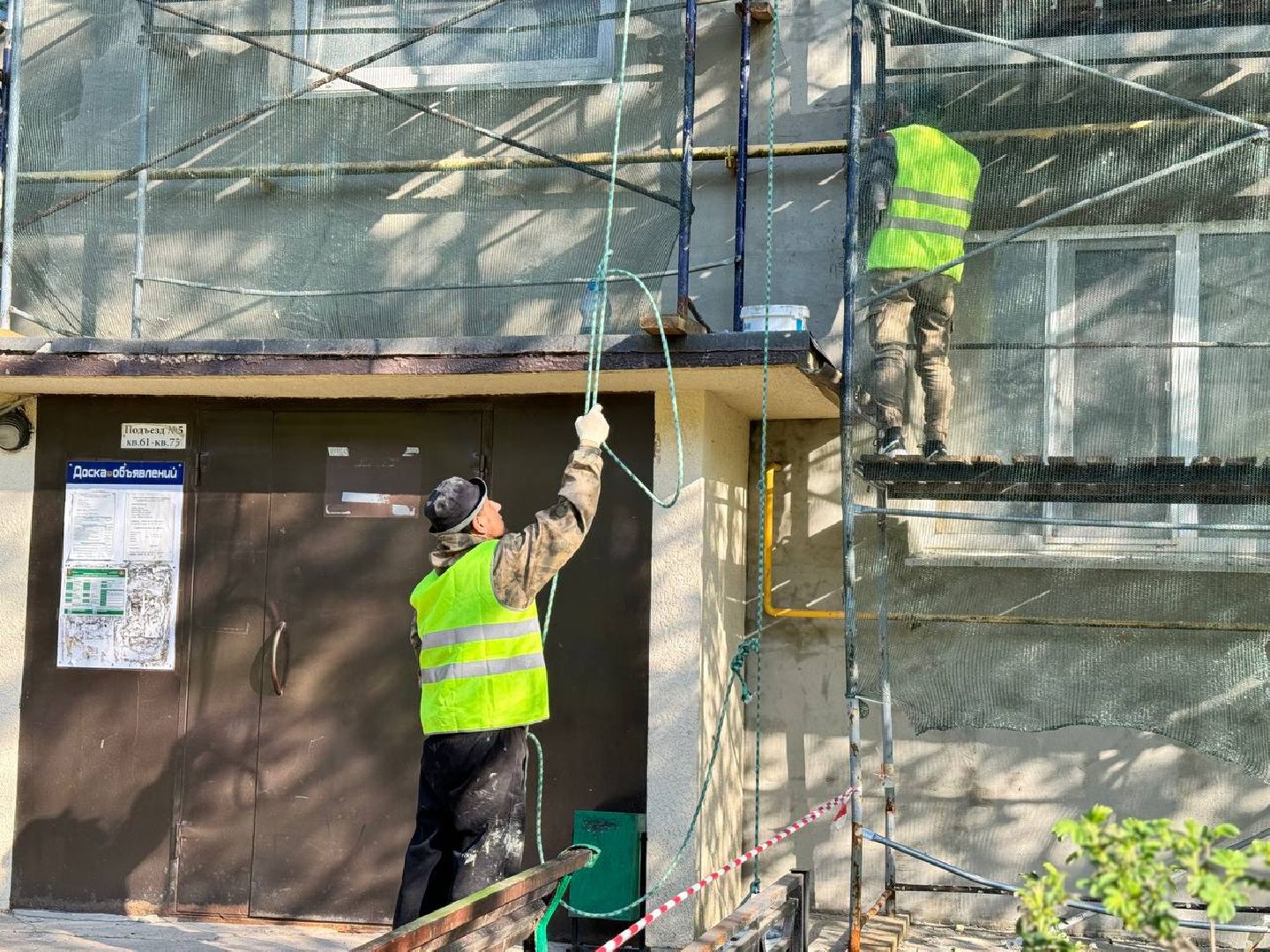 фасад, капитальный ремонт, бригада рабочих, многоквартирный дом,