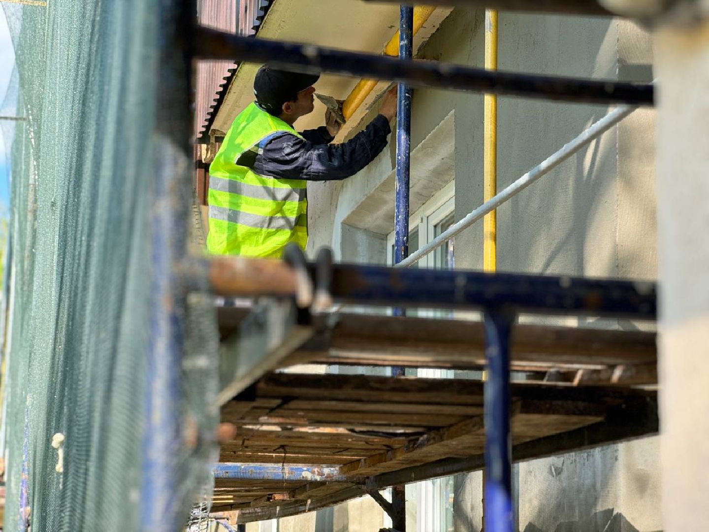 фасад, капитальный ремонт, бригада рабочих, многоквартирный дом,