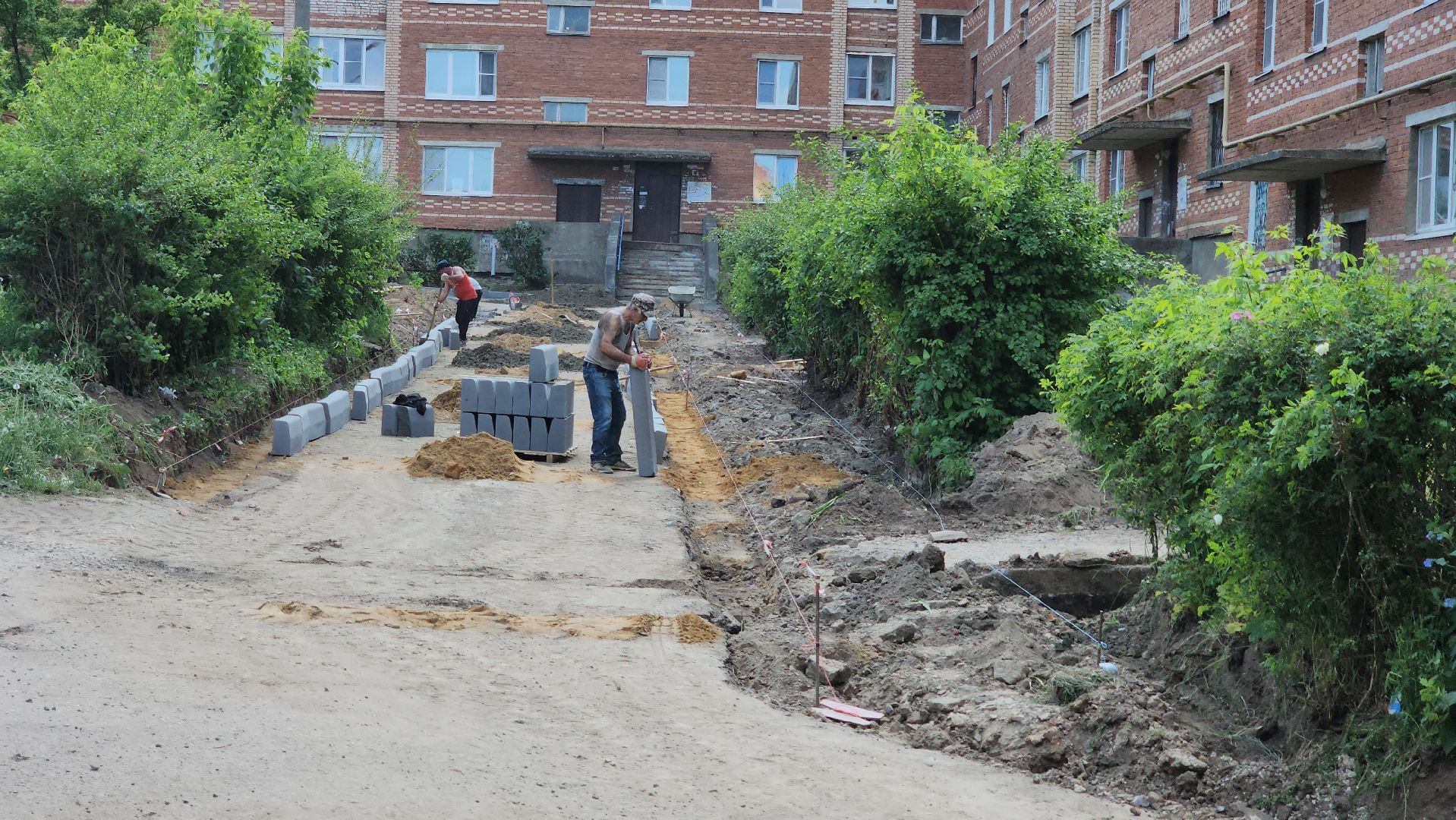 кашира, благоустройство дворов, кржижановского, парковка, тротуар, бордюр, асфальт, трактор,