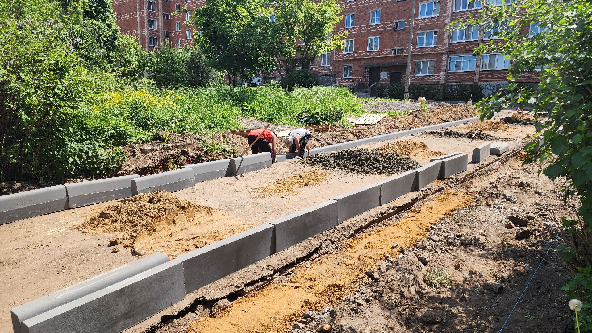 кашира, благоустройство дворов, кржижановского, парковка, тротуар, бордюр, асфальт, трактор,