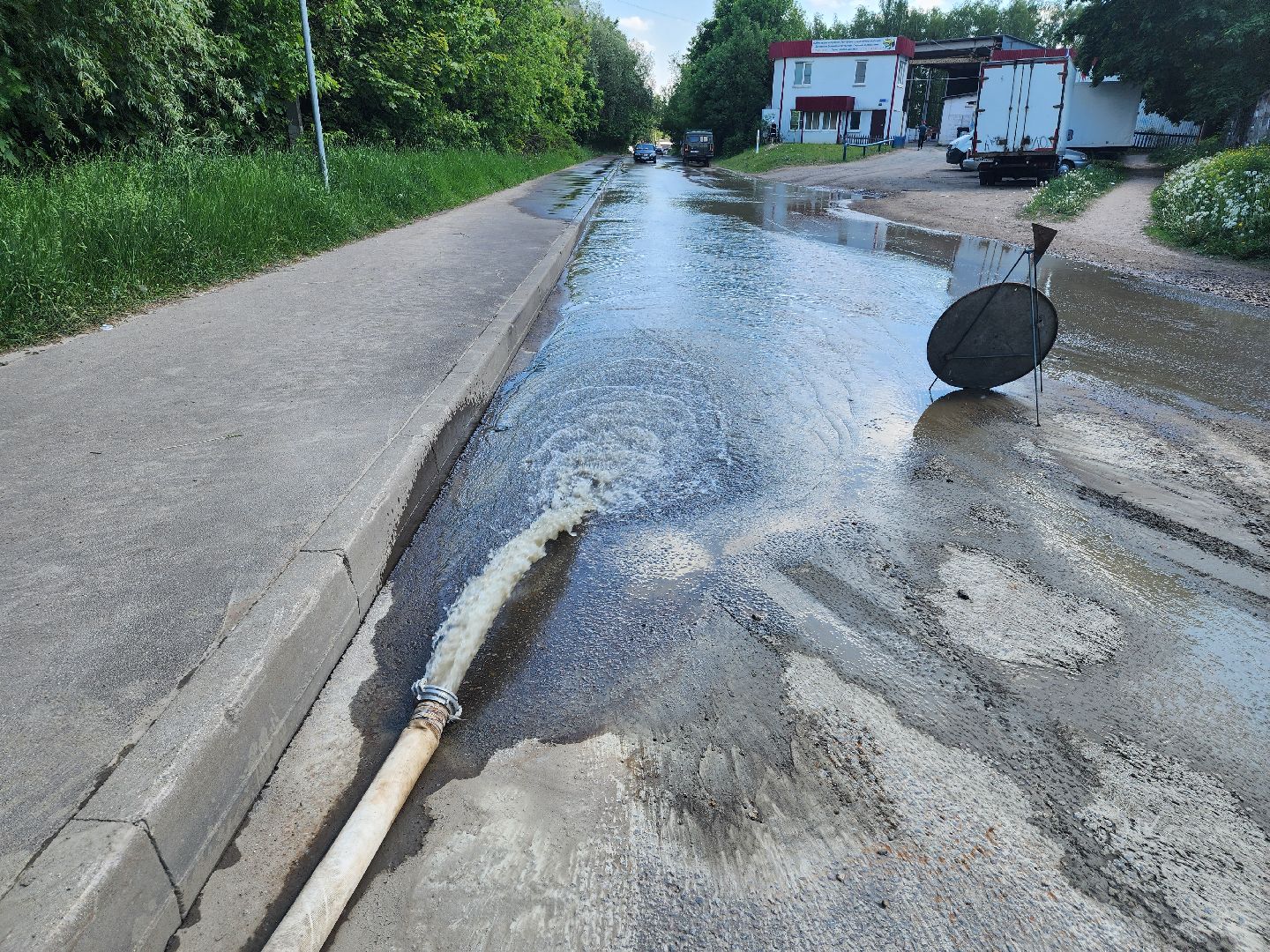 прорыв трубы, ремонтные работы,