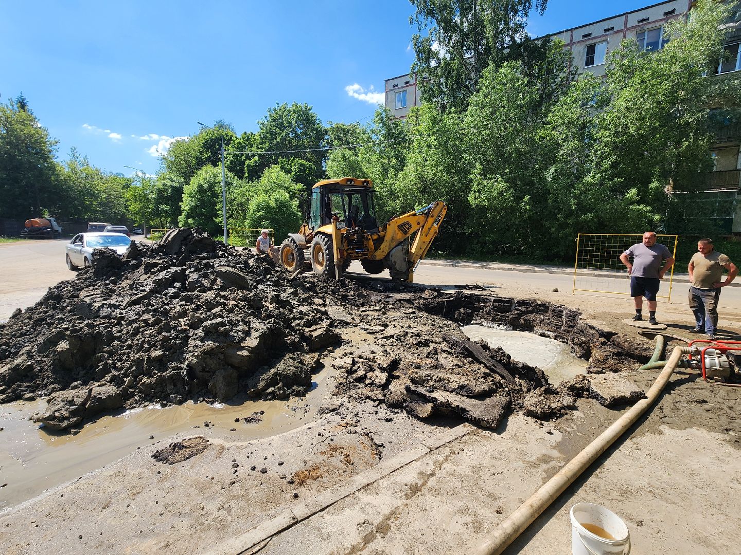 прорыв трубы, ремонтные работы,