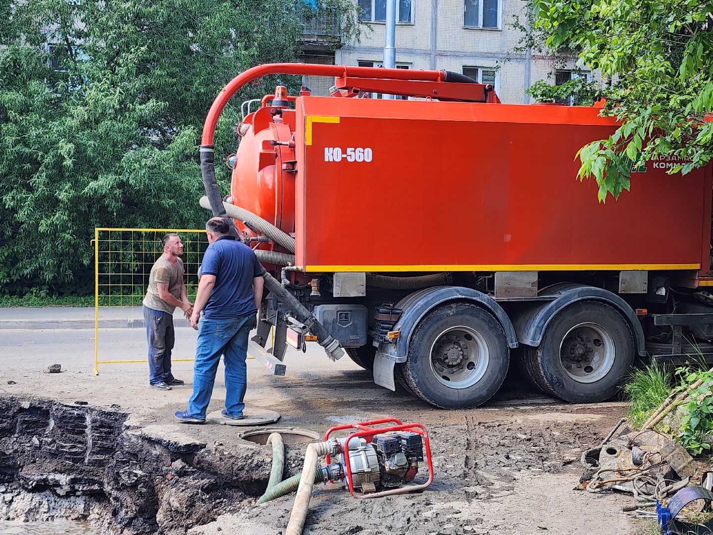 прорыв трубы, ремонтные работы,