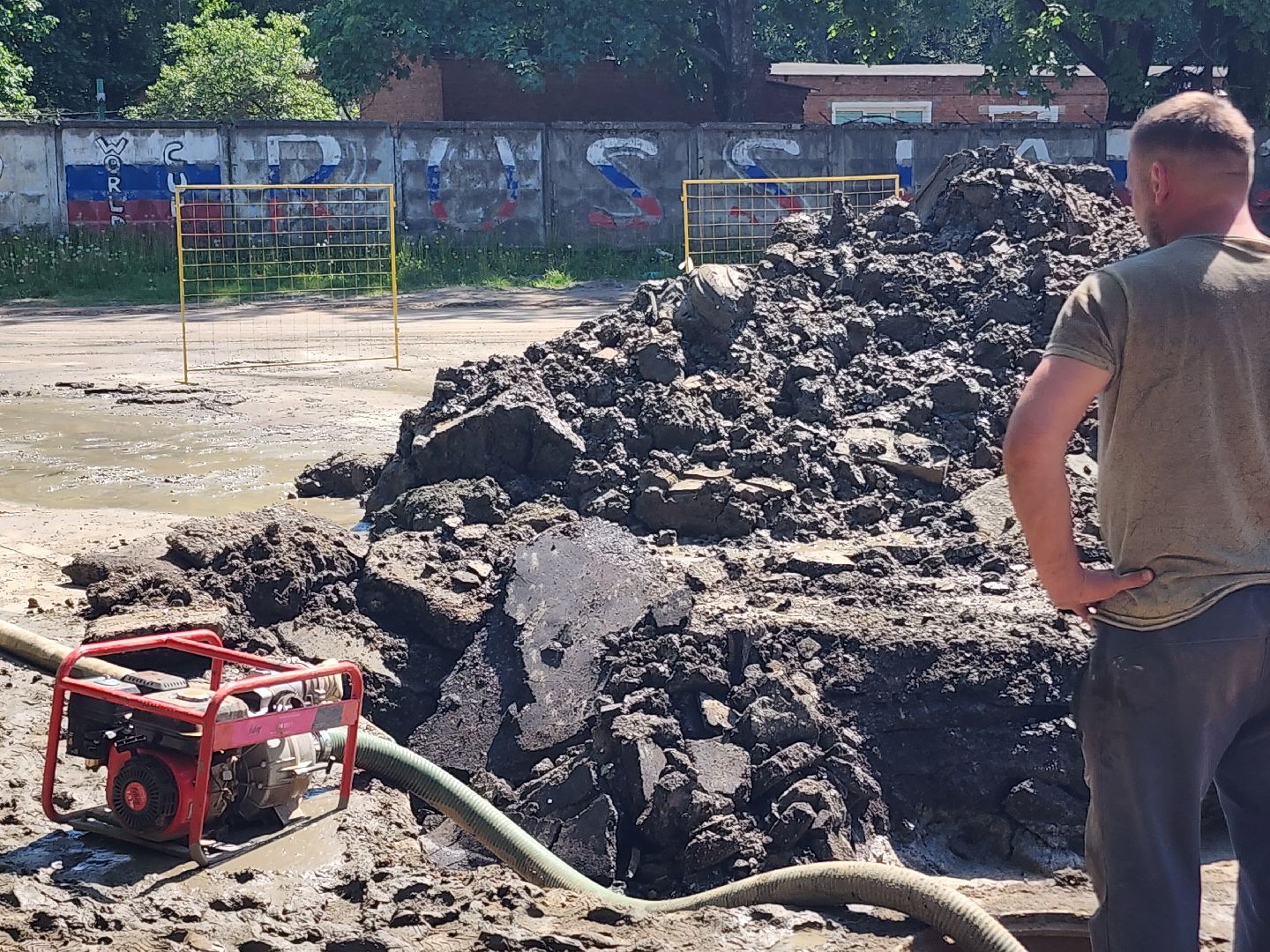 прорыв трубы, ремонтные работы,