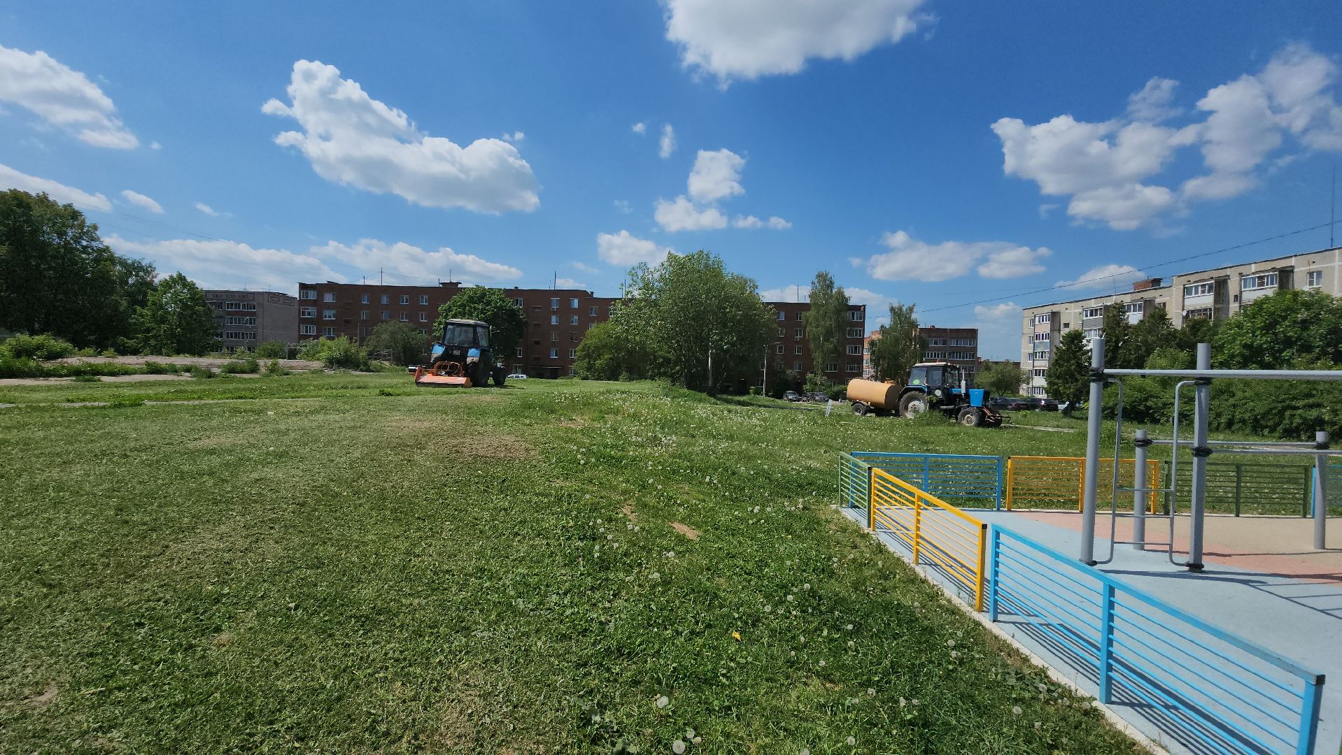 кашира, мбу благоустройство, покос травы, стрижка газонов, полив деревьев, трактор беларус, лес победы, клумбы,