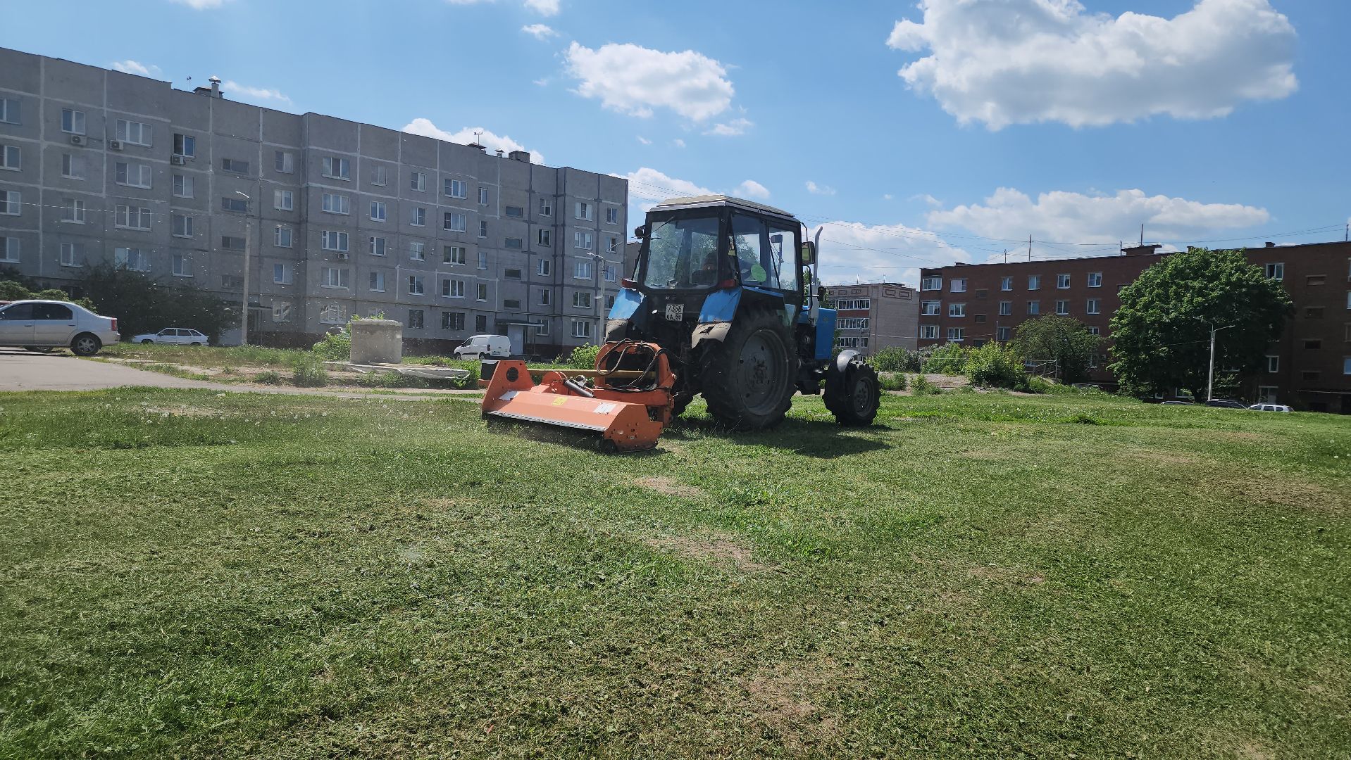 кашира, мбу благоустройство, покос травы, стрижка газонов, полив деревьев, трактор беларус, лес победы, клумбы,