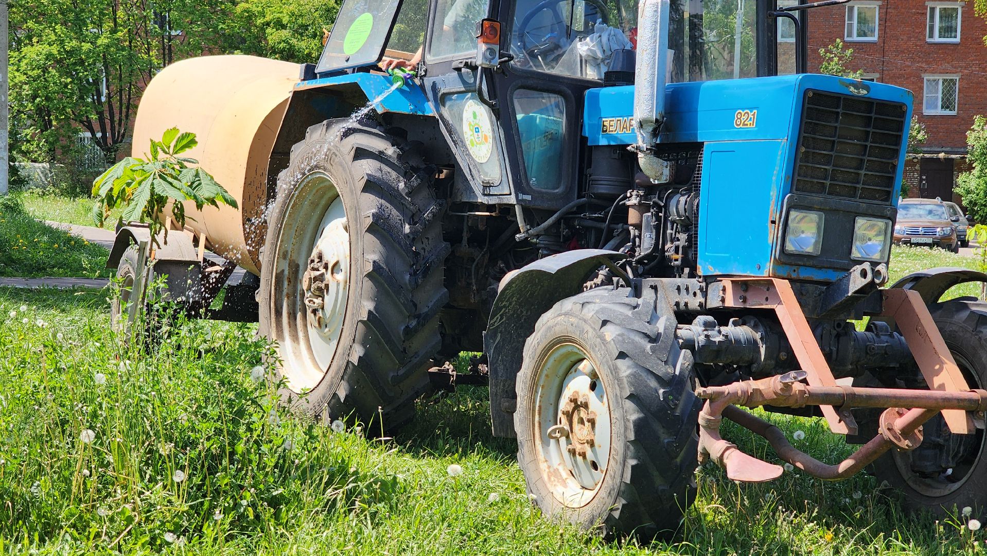 кашира, мбу благоустройство, покос травы, стрижка газонов, полив деревьев, трактор беларус, лес победы, клумбы,