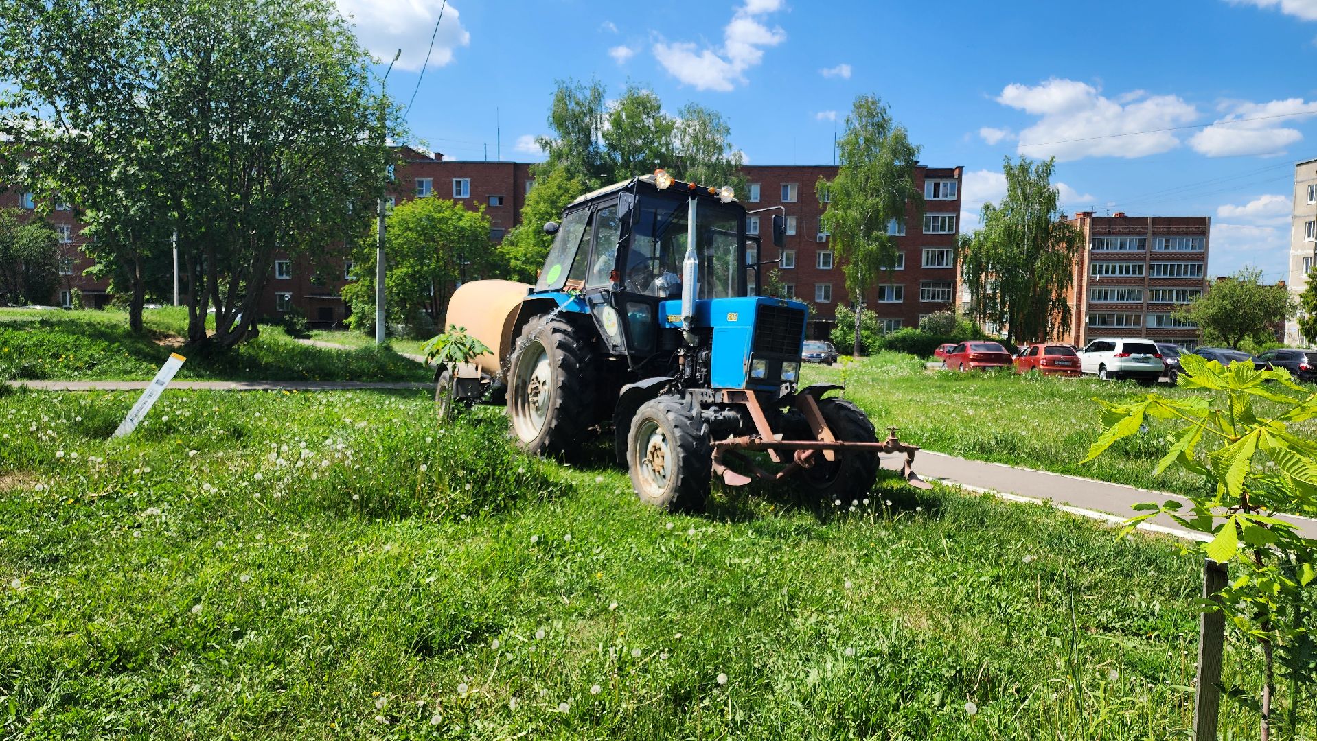 кашира, мбу благоустройство, покос травы, стрижка газонов, полив деревьев, трактор беларус, лес победы, клумбы,