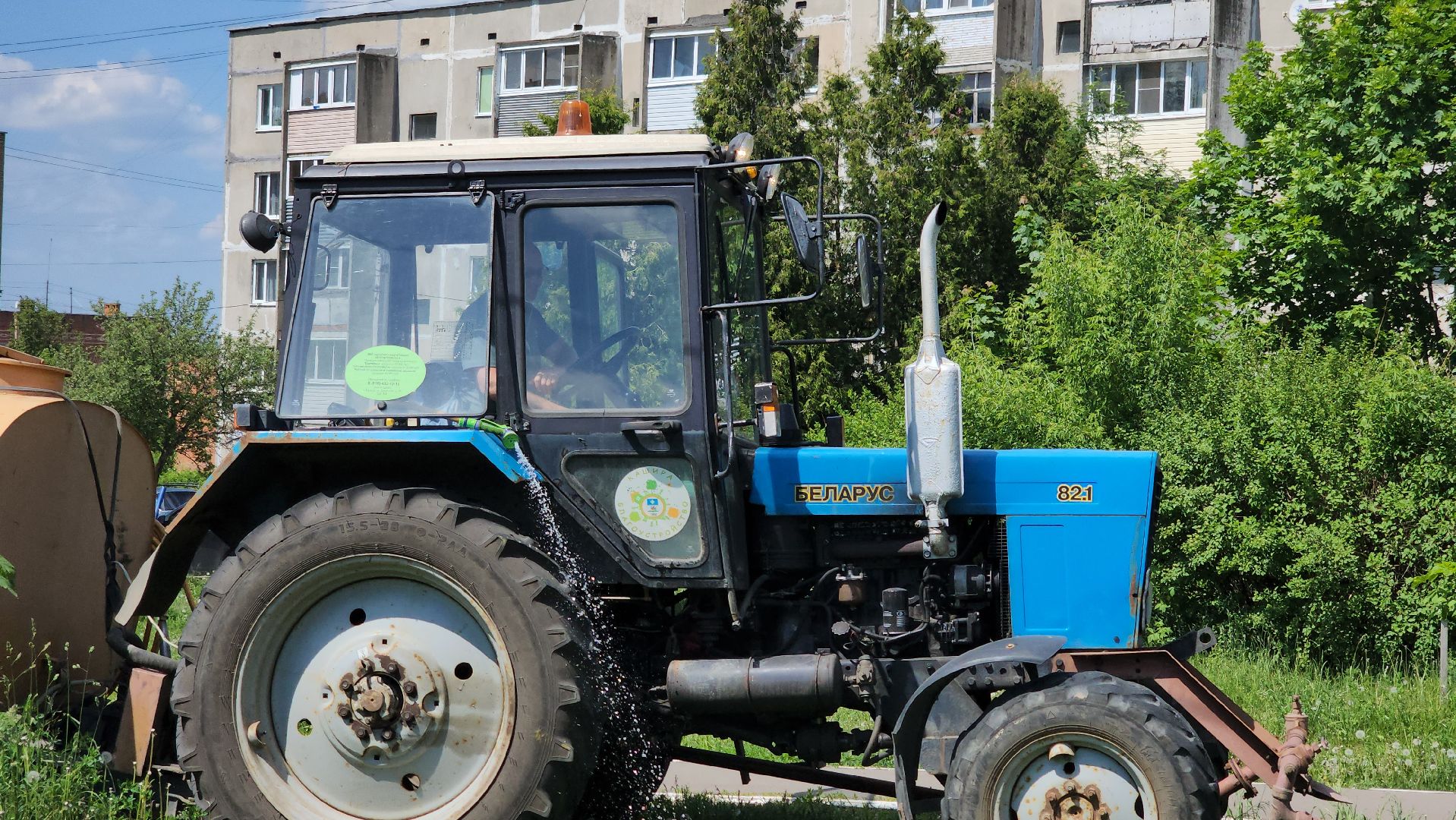кашира, мбу благоустройство, покос травы, стрижка газонов, полив деревьев, трактор беларус, лес победы, клумбы,