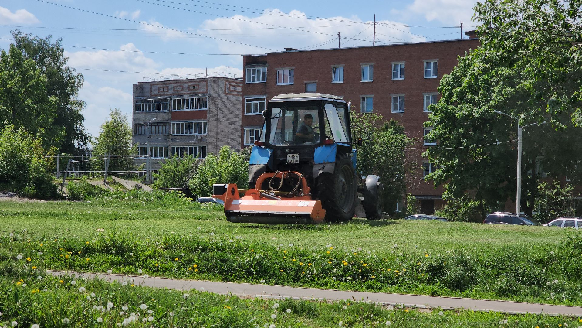кашира, мбу благоустройство, покос травы, стрижка газонов, полив деревьев, трактор беларус, лес победы, клумбы,
