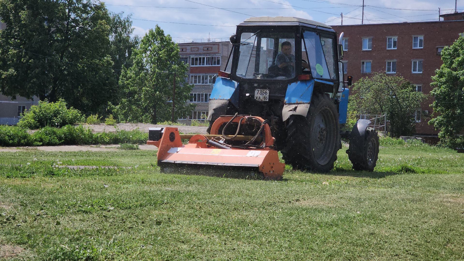 кашира, мбу благоустройство, покос травы, стрижка газонов, полив деревьев, трактор беларус, лес победы, клумбы,
