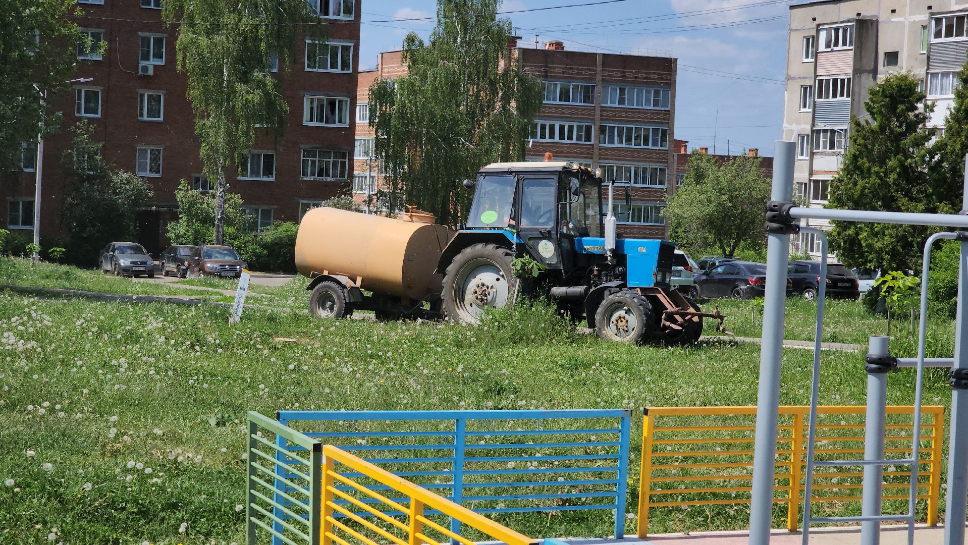 кашира, мбу благоустройство, покос травы, стрижка газонов, полив деревьев, трактор беларус, лес победы, клумбы,