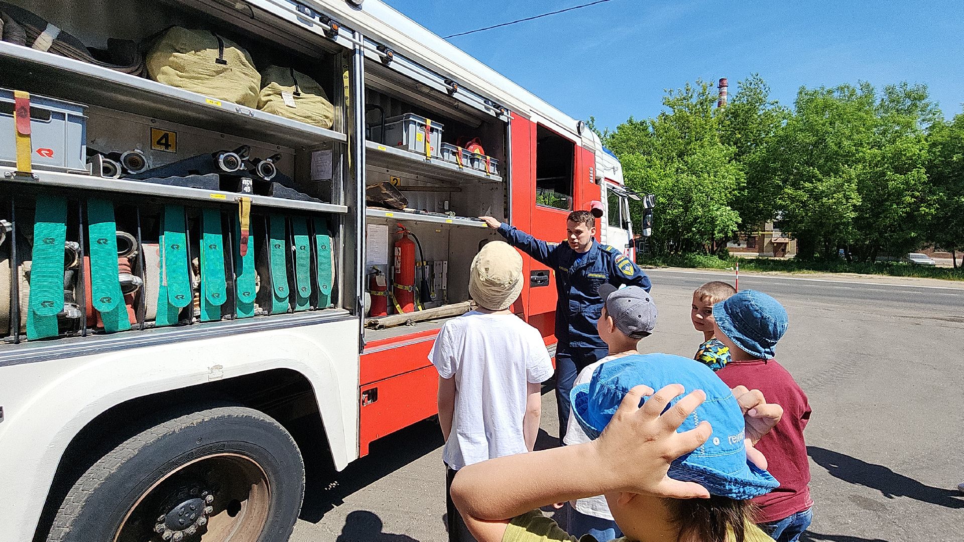 электросталь, мой город, жители города, дети, 1 июня, день защиты детей, пожарная часть, пожарная машина, пожарная безопасность, пожарная охрана,