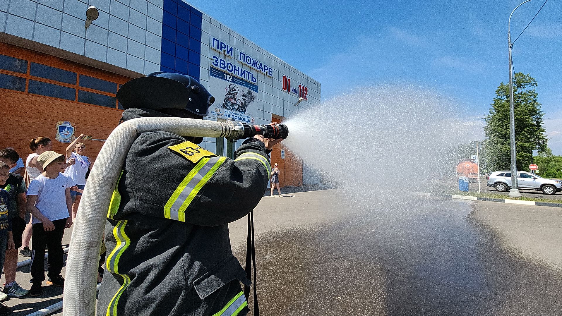 электросталь, мой город, жители города, дети, 1 июня, день защиты детей, пожарная часть, пожарная машина, пожарная безопасность, пожарная охрана,