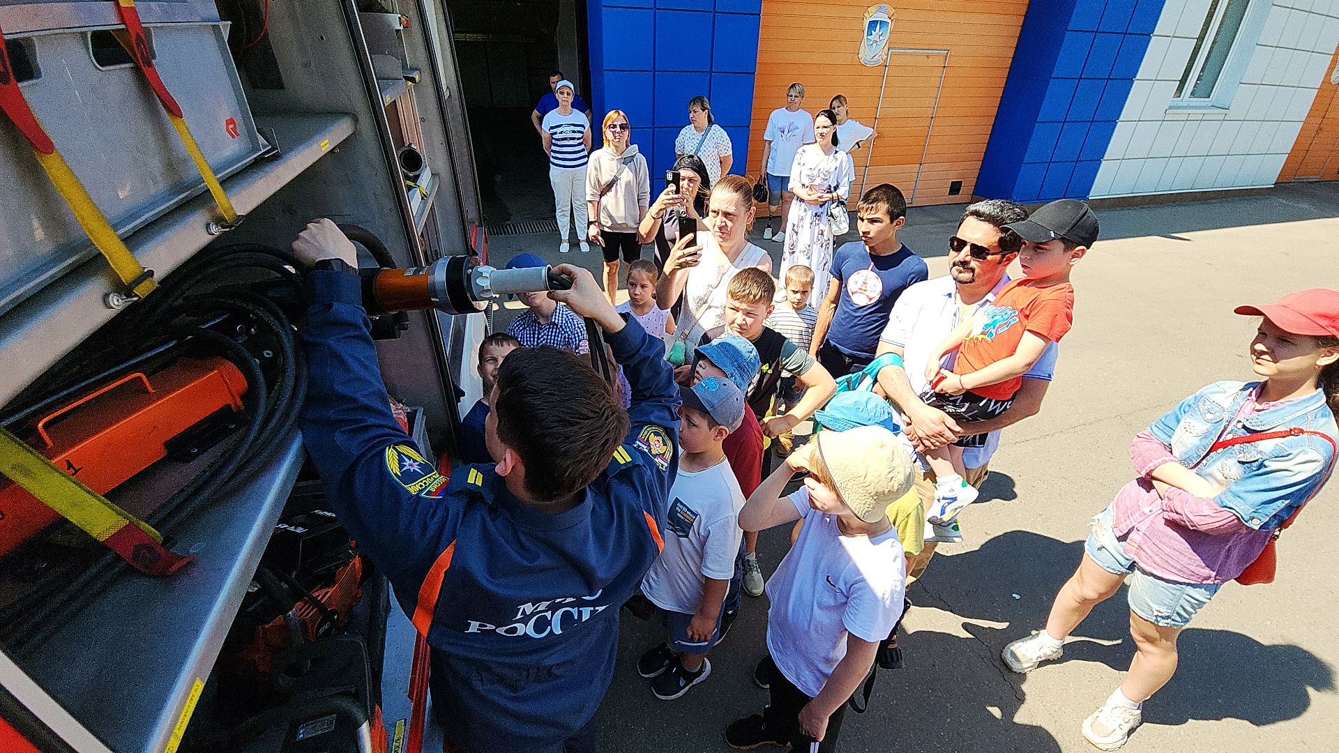 электросталь, мой город, жители города, дети, 1 июня, день защиты детей, пожарная часть, пожарная машина, пожарная безопасность, пожарная охрана,