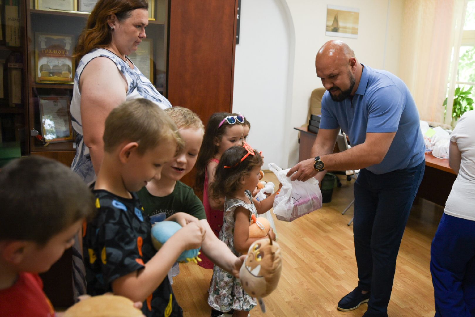 Бронницы, Благотворительность, Подарки детям, Акция Подари ребенку радость,