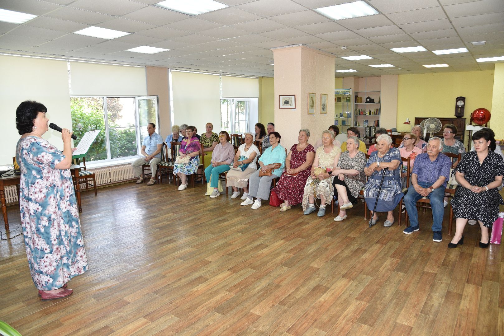 лотошино, лотошинская библиотека, выставка картин, культура,