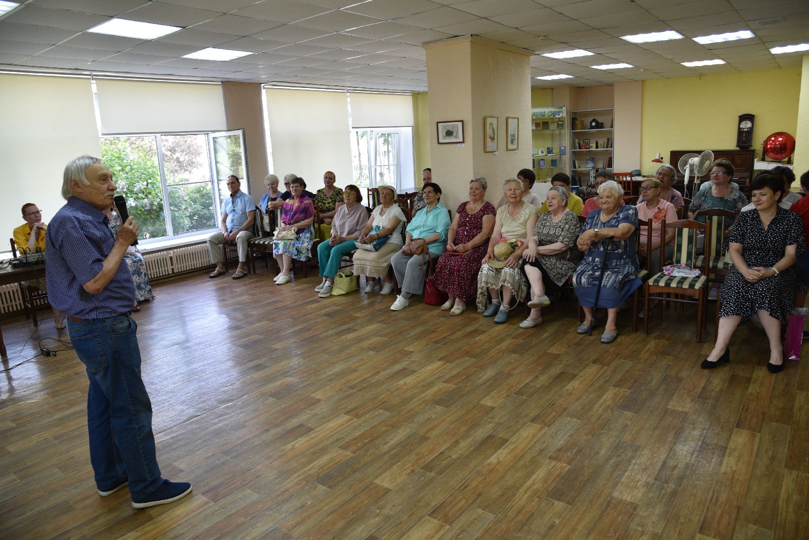 лотошино, лотошинская библиотека, выставка картин, культура,