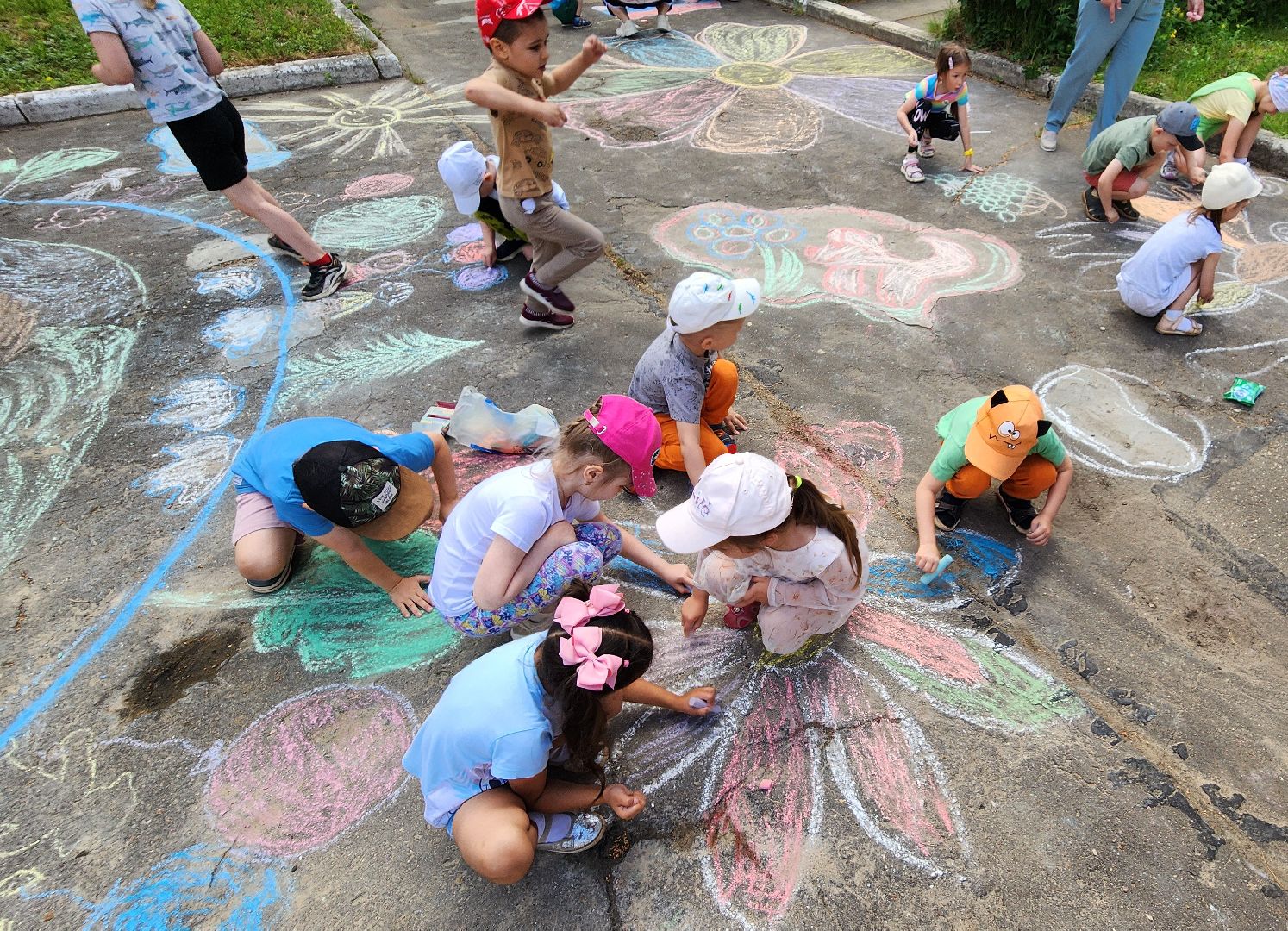 проотвино, дошколята, экологическая акция, конкурс рисунков на асфальте, дети рисуют,