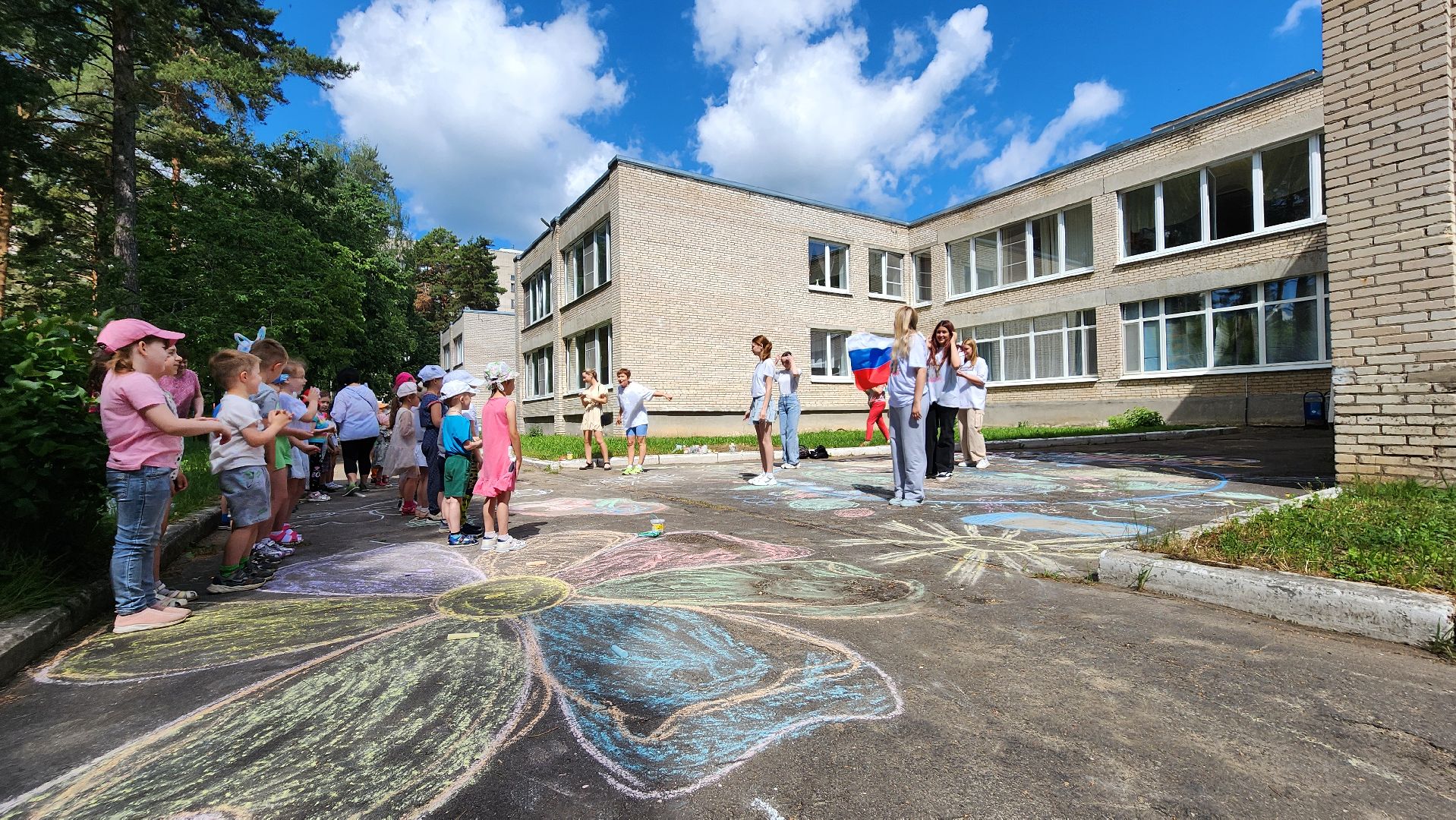 проотвино, дошколята, экологическая акция, конкурс рисунков на асфальте, дети рисуют,
