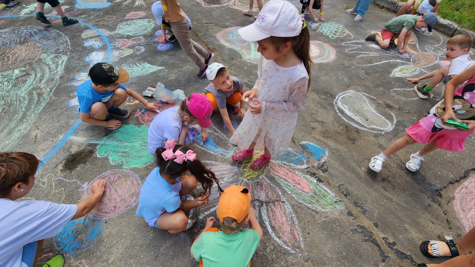 проотвино, дошколята, экологическая акция, конкурс рисунков на асфальте, дети рисуют,