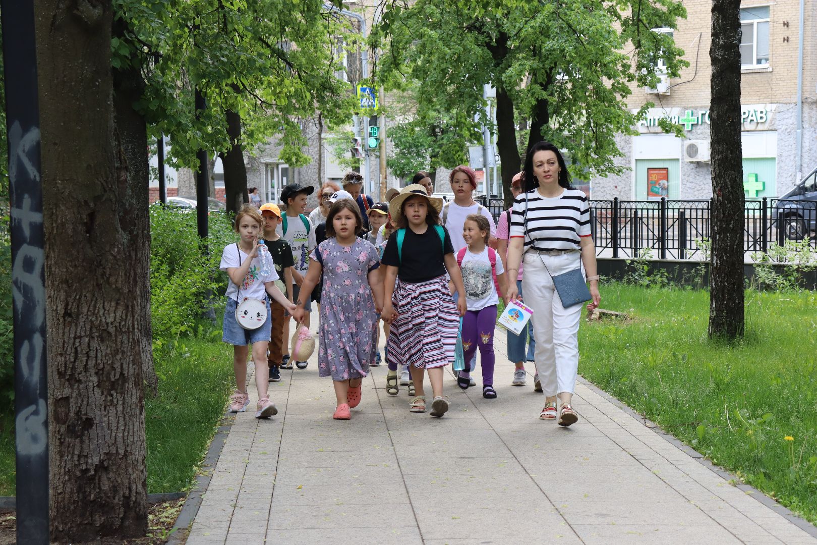 дзержинский, центральная библиотека, летний читальный зал, лето в подмосковье,