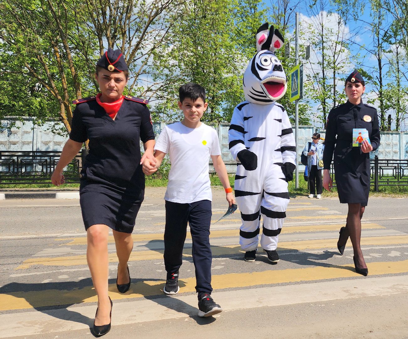 госавтоинспекторы, госавтоинспекция, ОГИБДД, ГАИ, Домодедово, Подмосковье, ПДД, рейд, рейд безопасности, рейд гибдд, ЮИД, Юные инспекторы, дорожное движение, безопасность, Дорога, Школа, Школьники, Тротуар, Зебра,