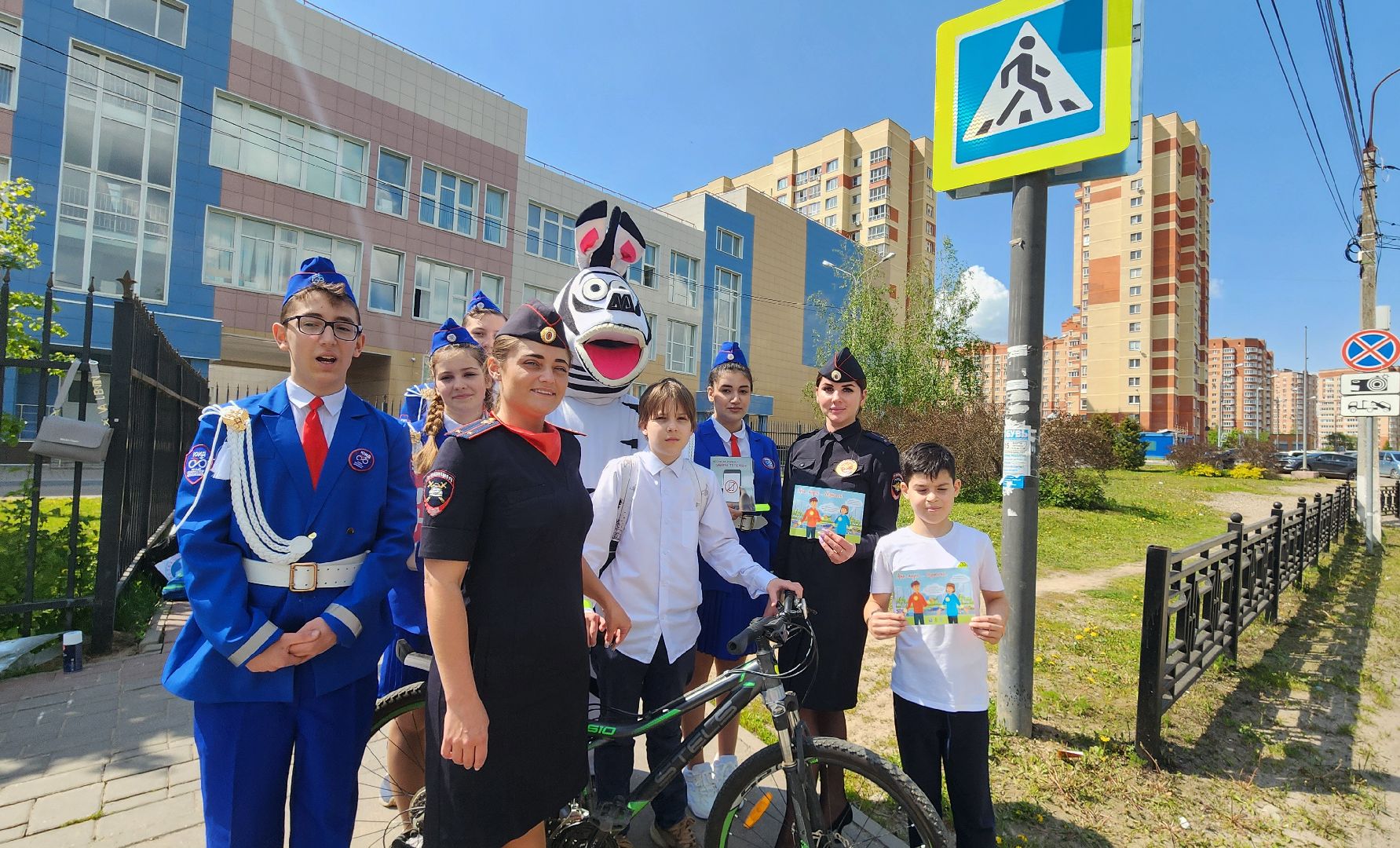 госавтоинспекторы, госавтоинспекция, ОГИБДД, ГАИ, Домодедово, Подмосковье, ПДД, рейд, рейд безопасности, рейд гибдд, ЮИД, Юные инспекторы, дорожное движение, безопасность, Дорога, Школа, Школьники, Тротуар, Зебра,