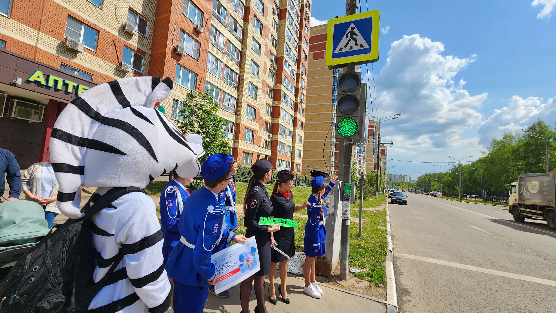 госавтоинспекторы, госавтоинспекция, ОГИБДД, ГАИ, Домодедово, Подмосковье, ПДД, рейд, рейд безопасности, рейд гибдд, ЮИД, Юные инспекторы, дорожное движение, безопасность, Дорога, Школа, Школьники, Тротуар, Зебра,