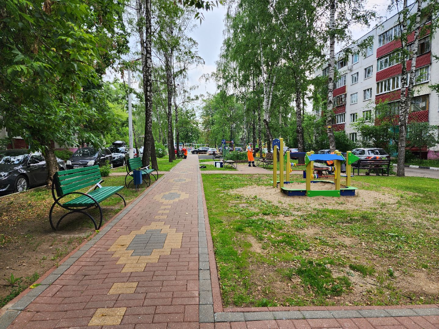 раменское, благоустройство, во дворе домов на улице Рабочая в Раменском покрасили скамейки,